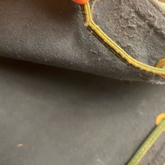 Louis Vuitton epi bicolor bag and green pouch. Good used condition. AR0995 - Picture 8 of 16